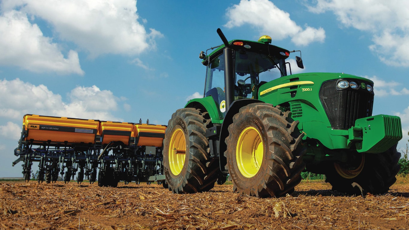 Tractor John Deere en el campo.