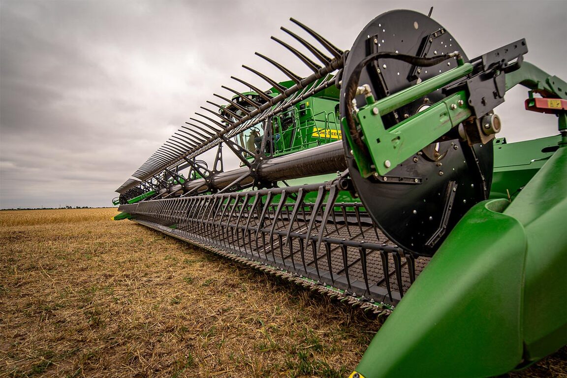 Plataforma HDF 50 de 50 pies cosechando granos con sistema draper y amplio ancho de trabajo en campo agrícola