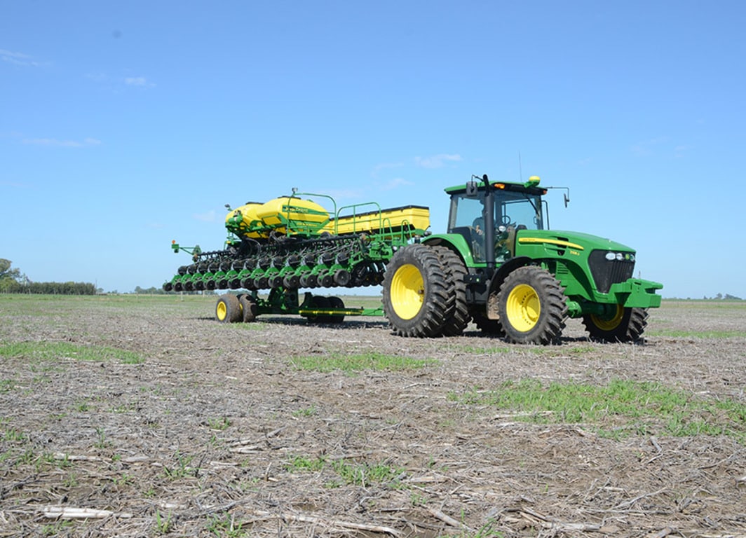 Plantadora Grano Grueso 1745 y Tractor John Deere.
