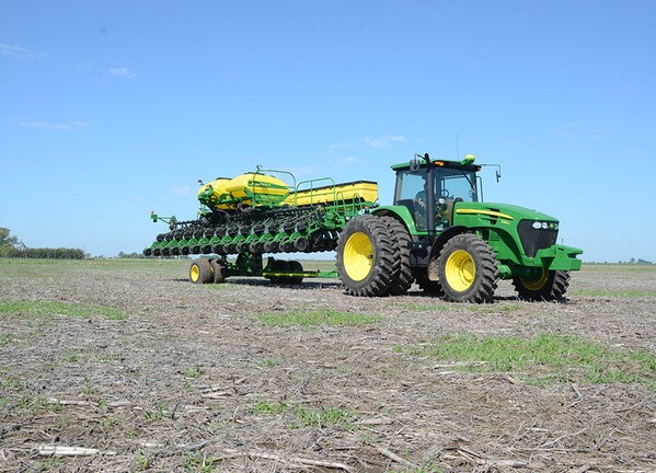 Plantadora Grano Grueso 1745 y Tractor John Deere.