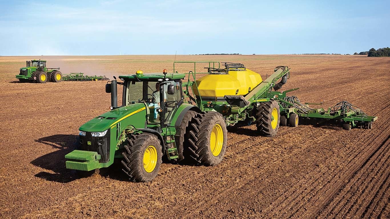 Un tractor que tira de un depósito de fertilizante