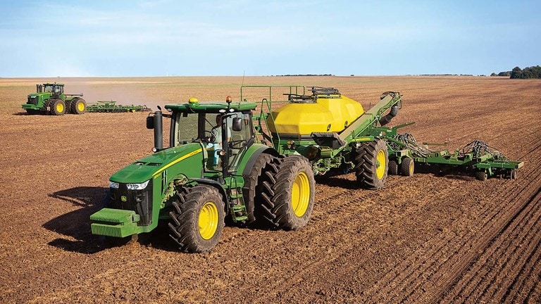 Un tractor que tira de un depósito de fertilizante