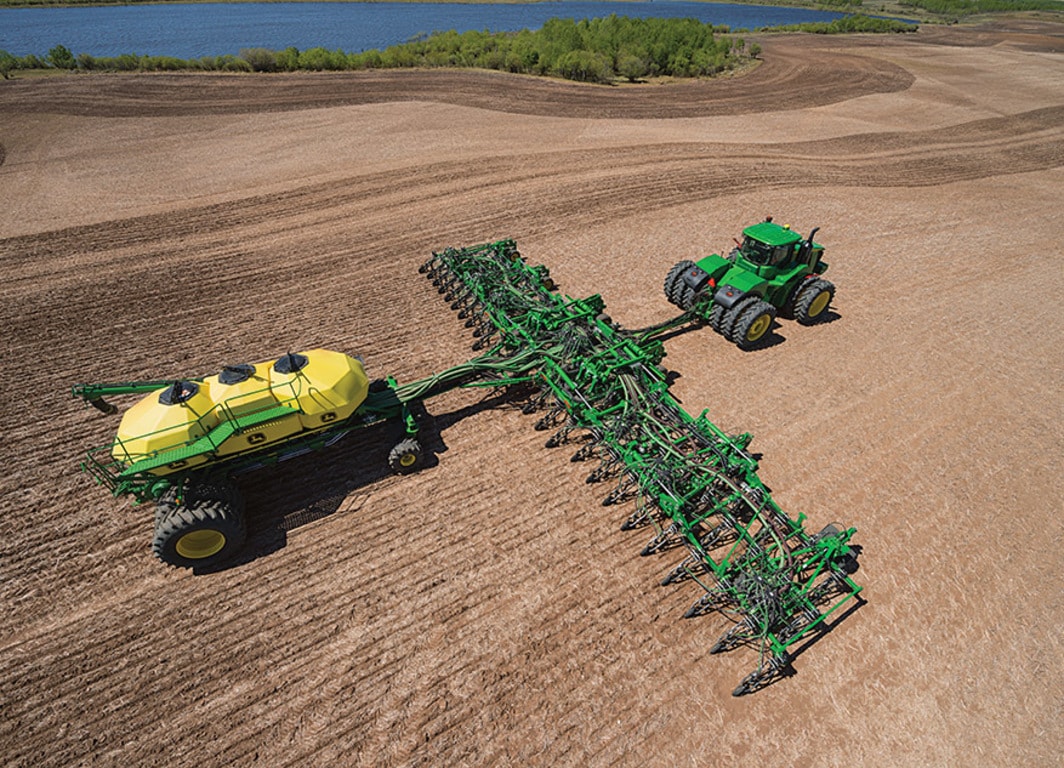 La sembradora Neumática John Deere 1890 y el carro tolva 1910 forman un equipo ideal para la siembra.