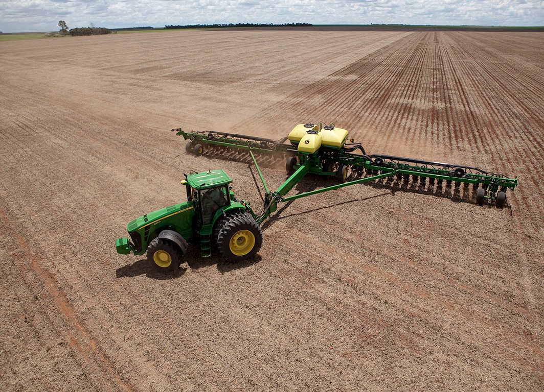 Plantadora Grano Grueso DB41C con Tractor John Deere.