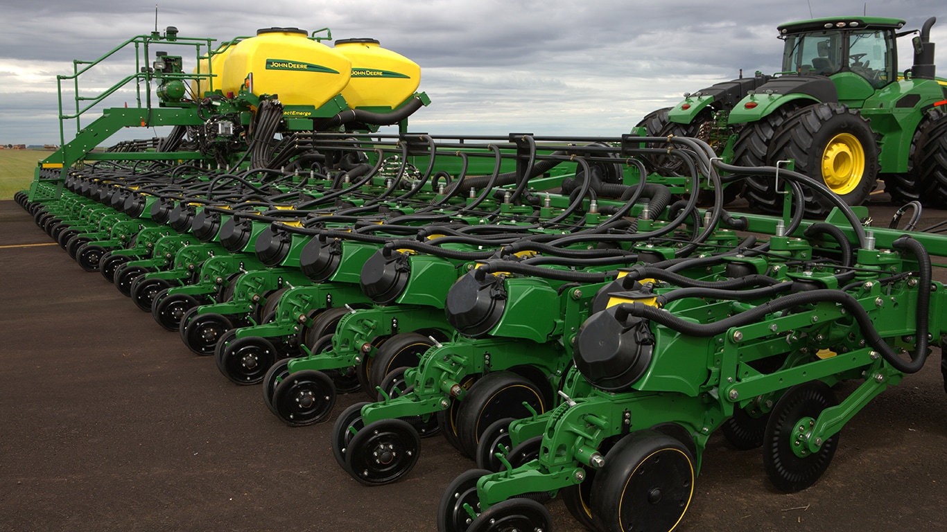 Plantadora DB74 en funcionamiento en el campo.