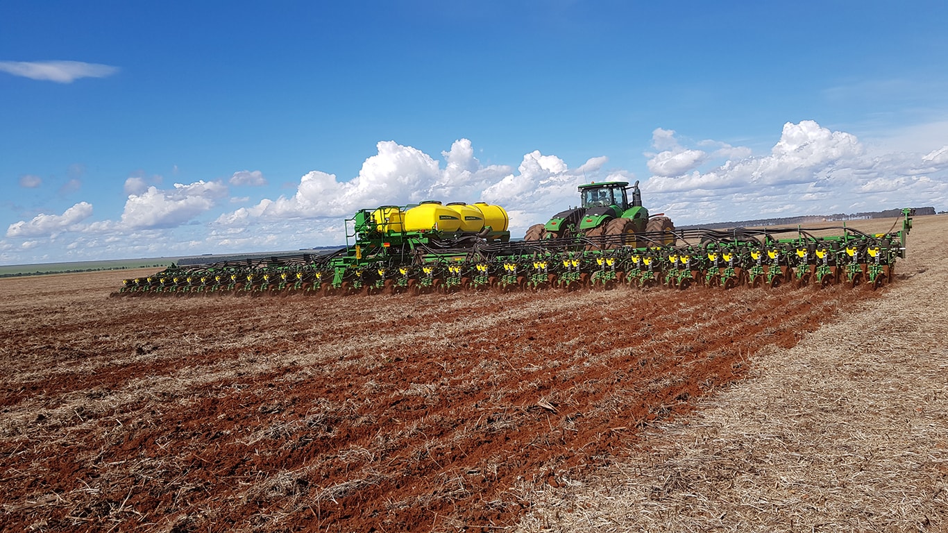 Plantadora DB90 en funcionamiento en el campo.