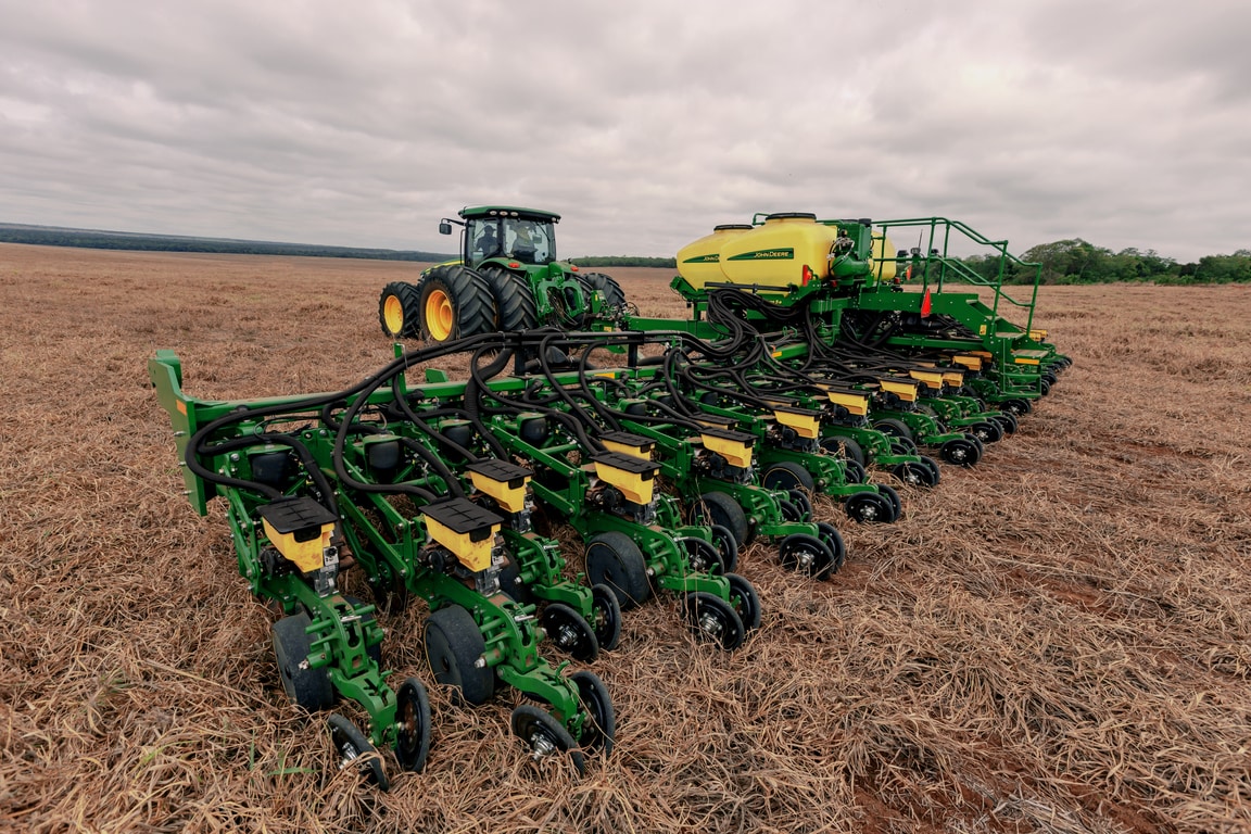 Plantadora DB50 en funcionamiento en el campo.