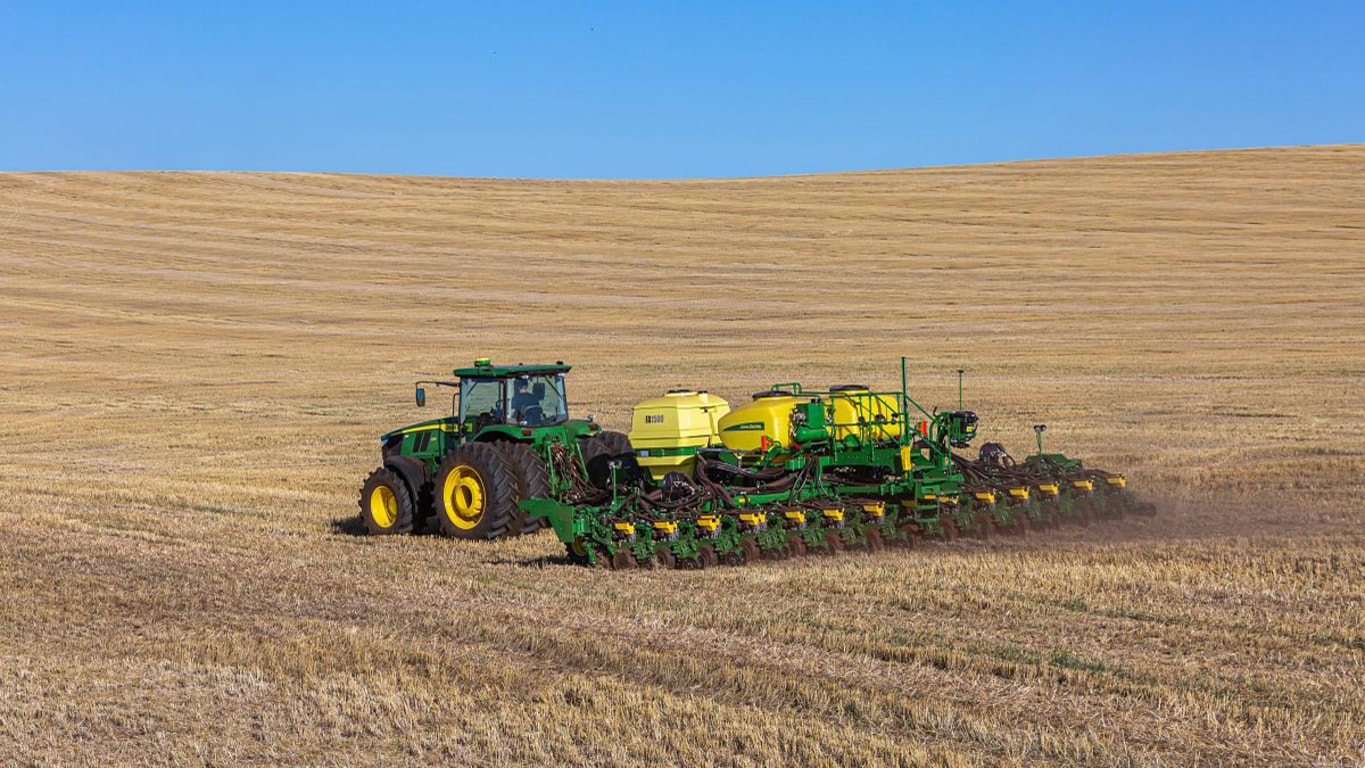 Plantadora DB40 en funcionamiento en el campo.