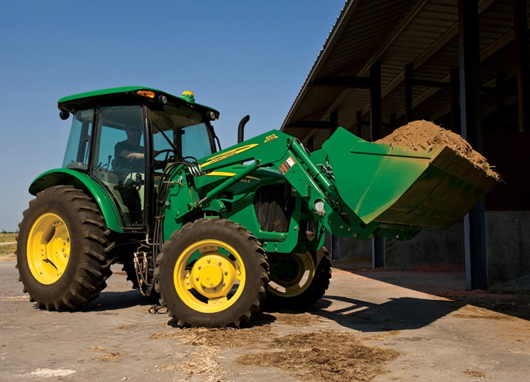 Cargador Frontal 553 NSL en campo.