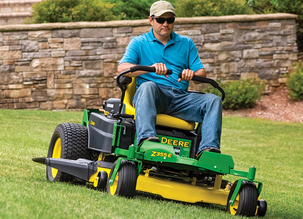 John Deere lanza el primer cortacésped eléctrico de giro cero del mundo -  Arado