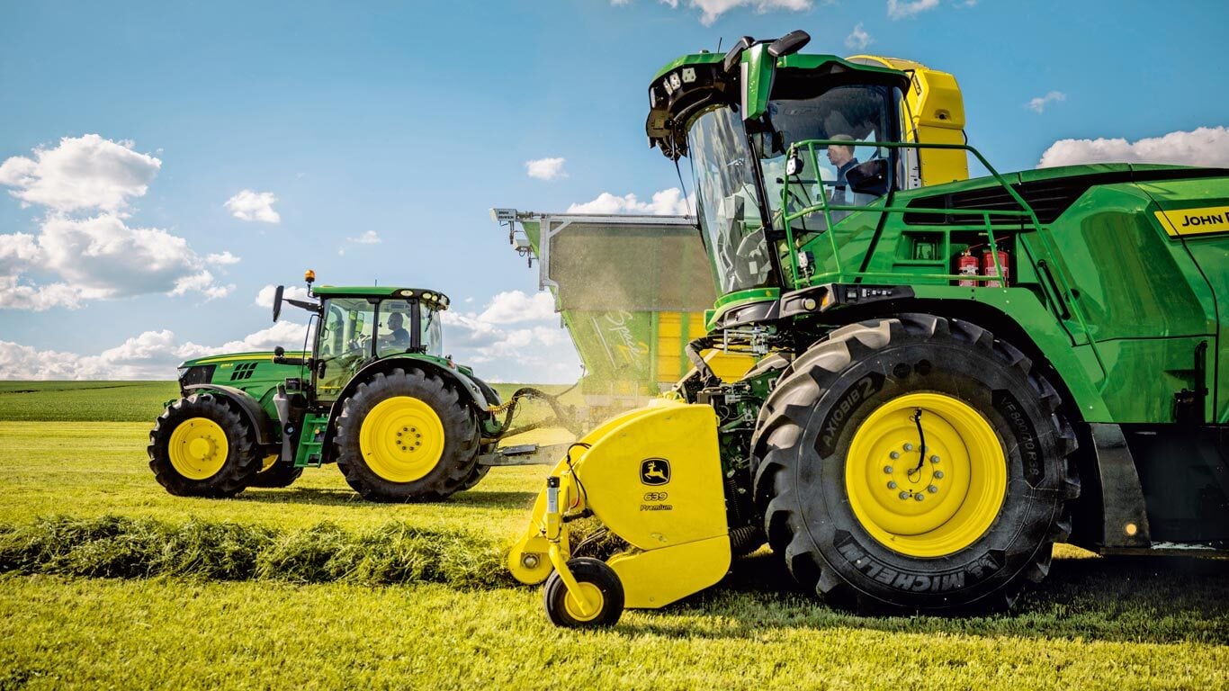 Picadora de forraje Serie F trabajando con tecnología de agricultura de precisión.