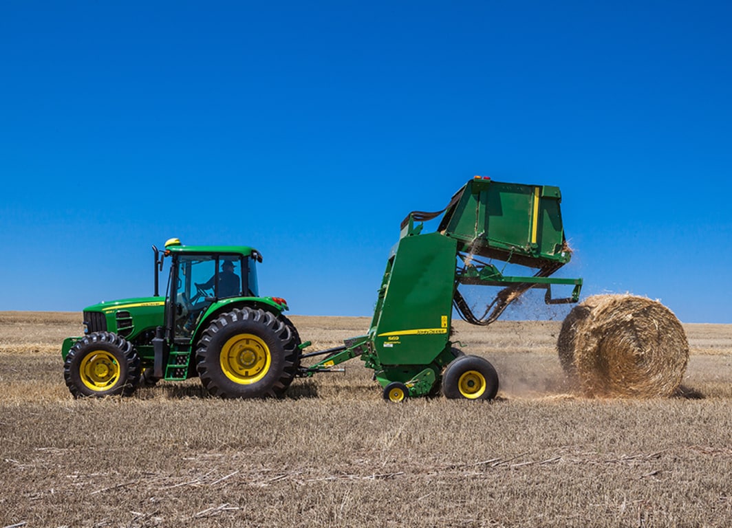 Enfardadora Cilíndrica 569 con Tractor John Deere.