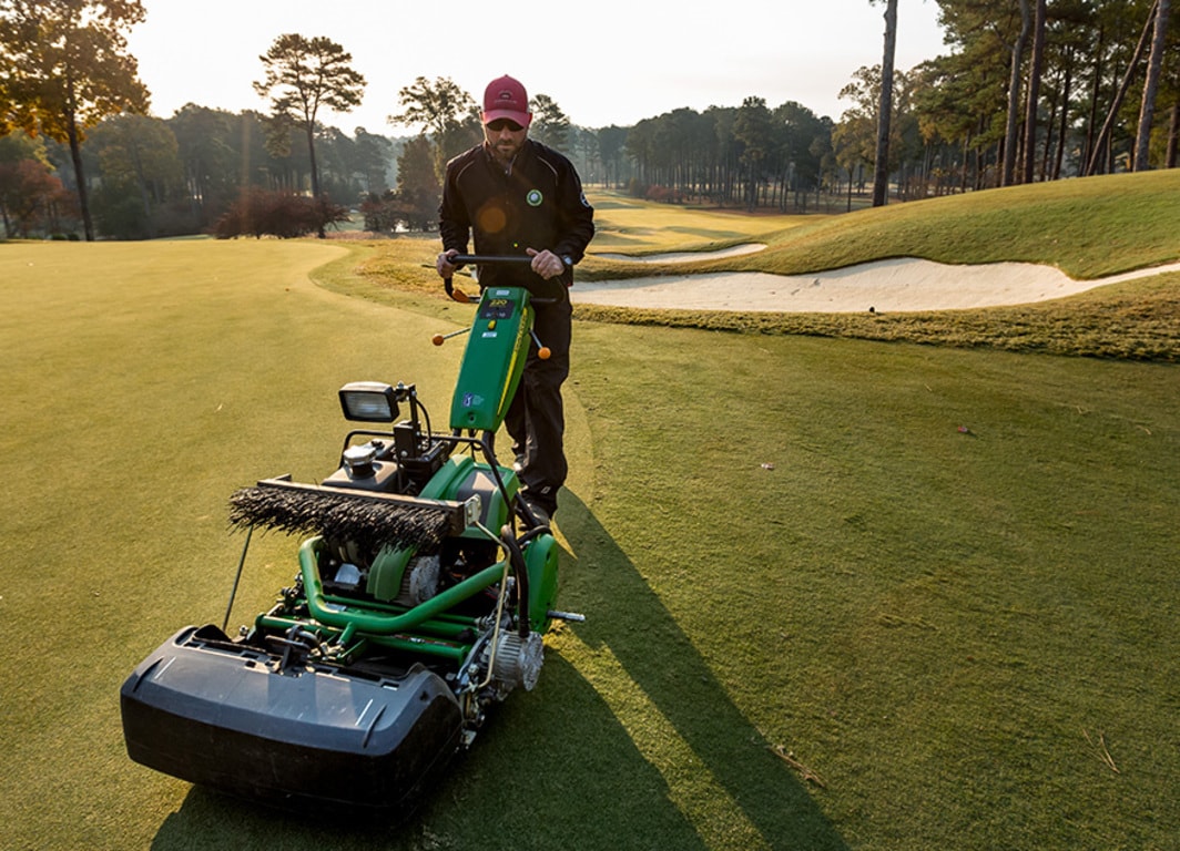 Máquina de Greens 220E en campo.