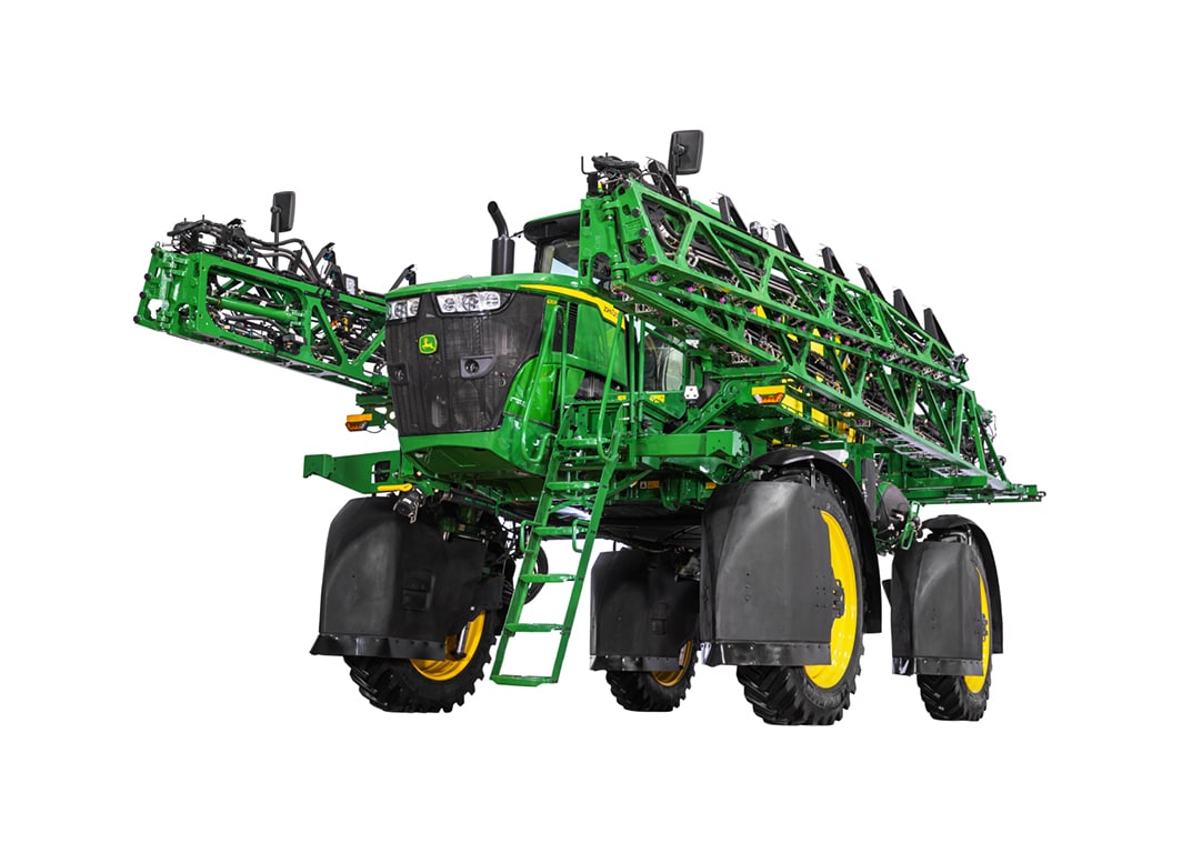 Pulverizadora autopropulsada John Deere 430R con barras de gran alcance trabajando en campo agrícola.