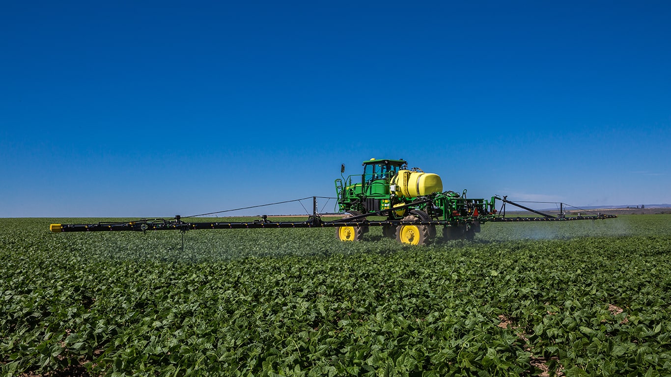 Pulverizadora Autopropulsada M4025 en campo.