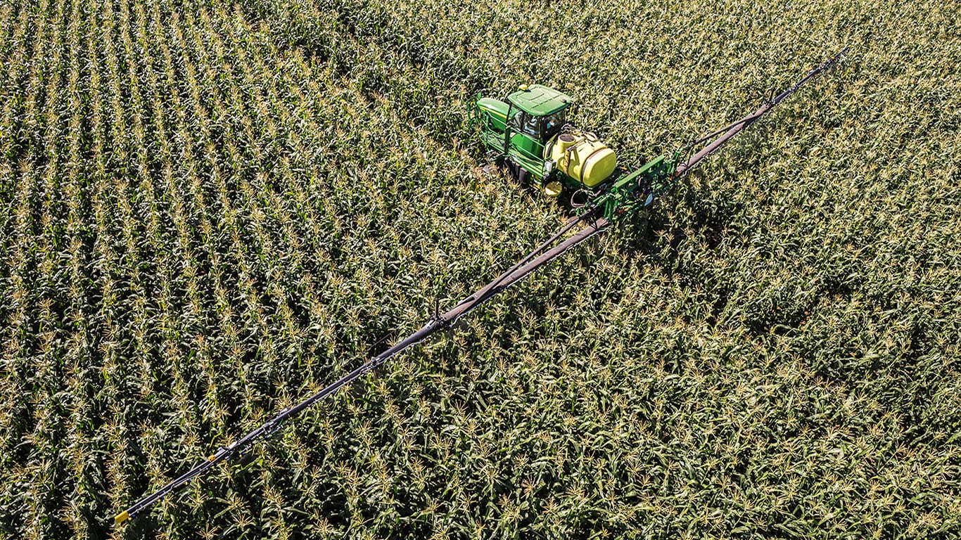 Pulverizadora Autopropulsada M4025 en campo.