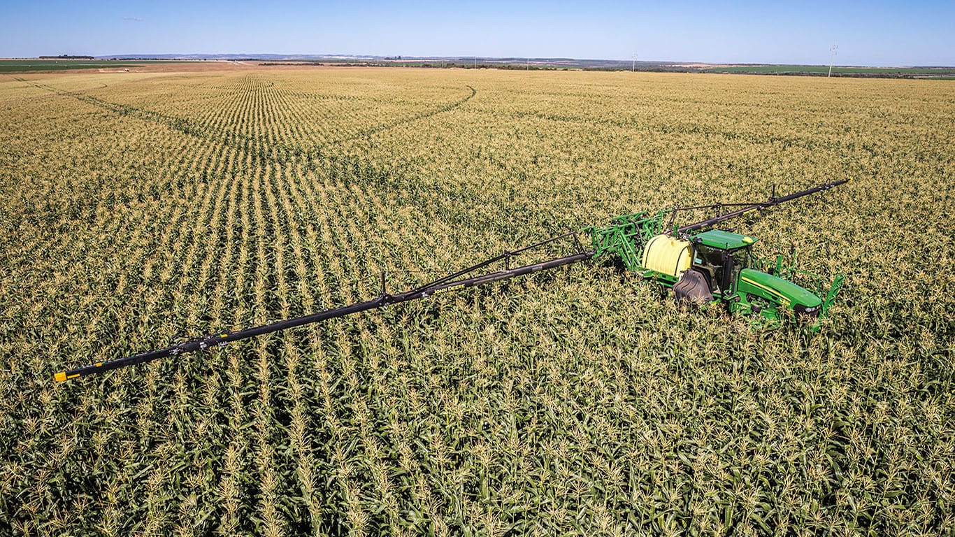 Pulverizadora Autopropulsada M4030 en campo.