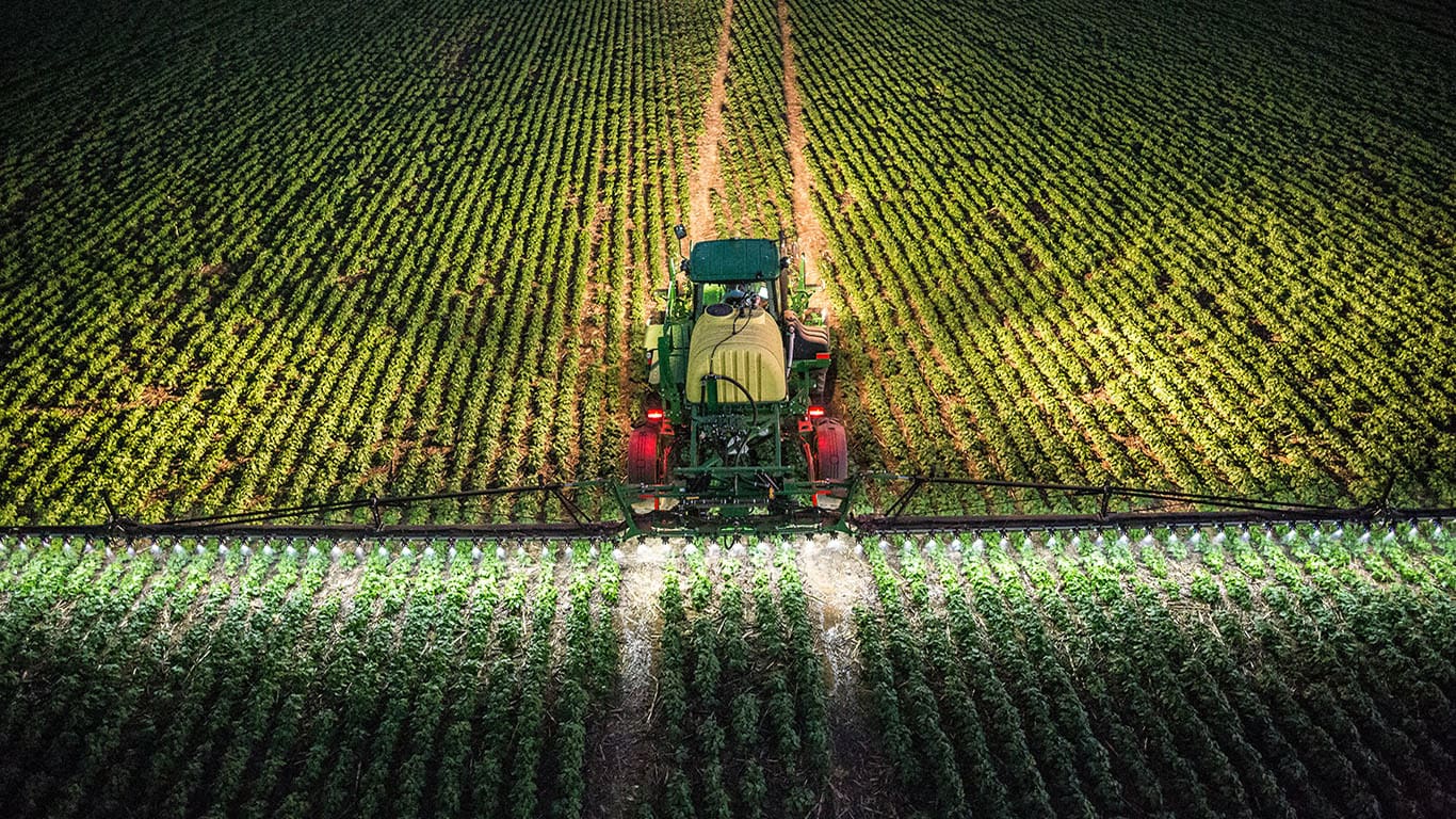 Pulverizadora Autopropulsada M4030 en campo.