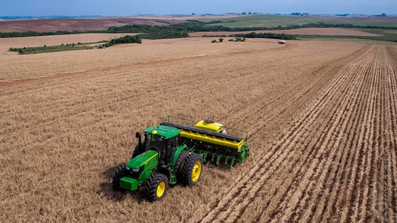 Sembradora John Deere en el campo, vista desde arriba