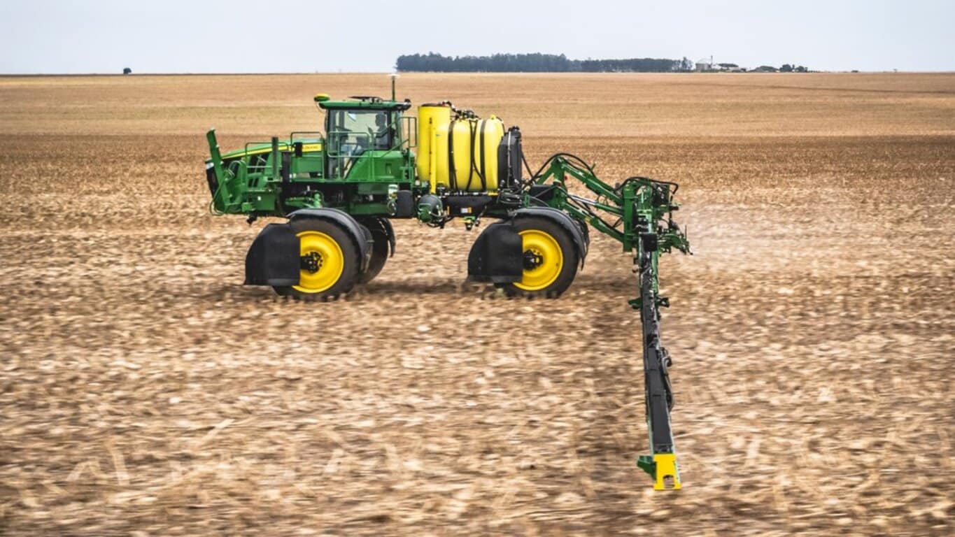 John Deere 430R equipado con tecnologías avanzadas para una pulverización precisa y eficiente.