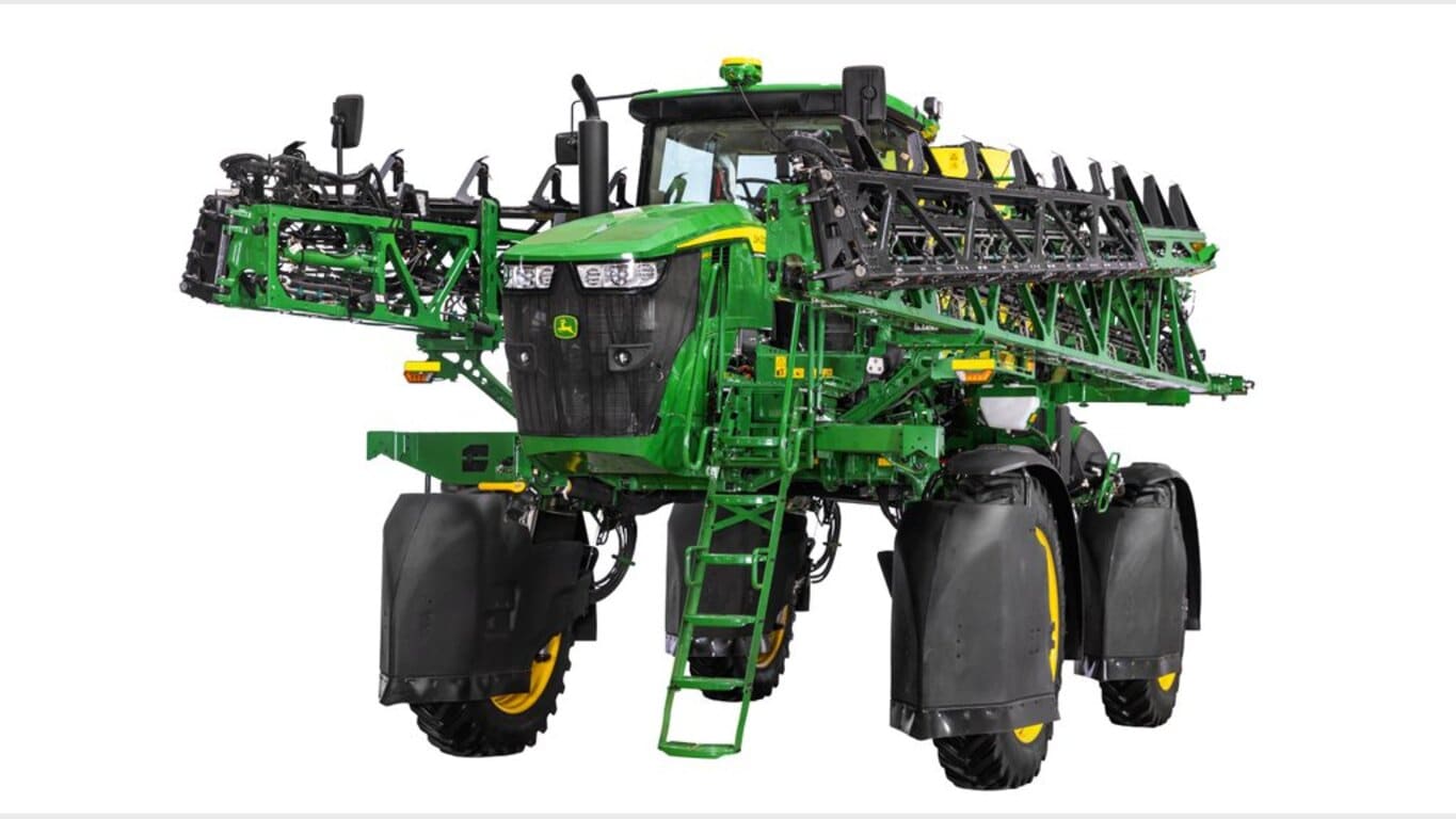 Pulverizadora autopropulsada John Deere 440R con barras de gran alcance realizando aplicaciones en campo agrícola.