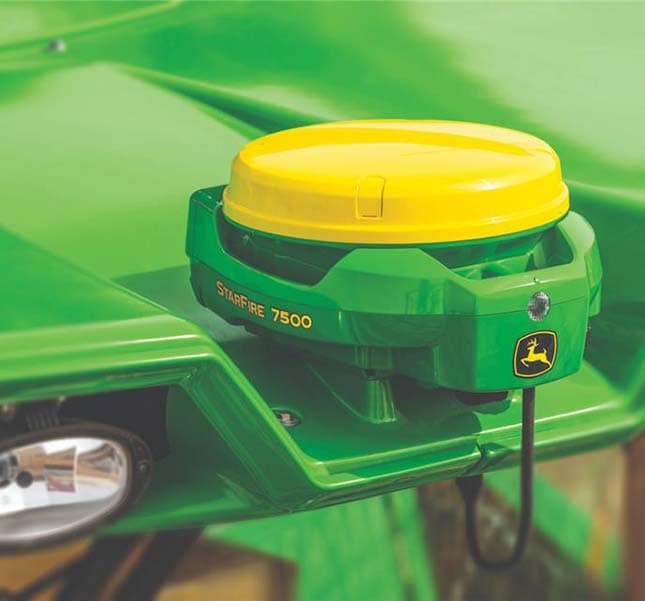 Starfire 7500 acoplado a una máquina John Deere.