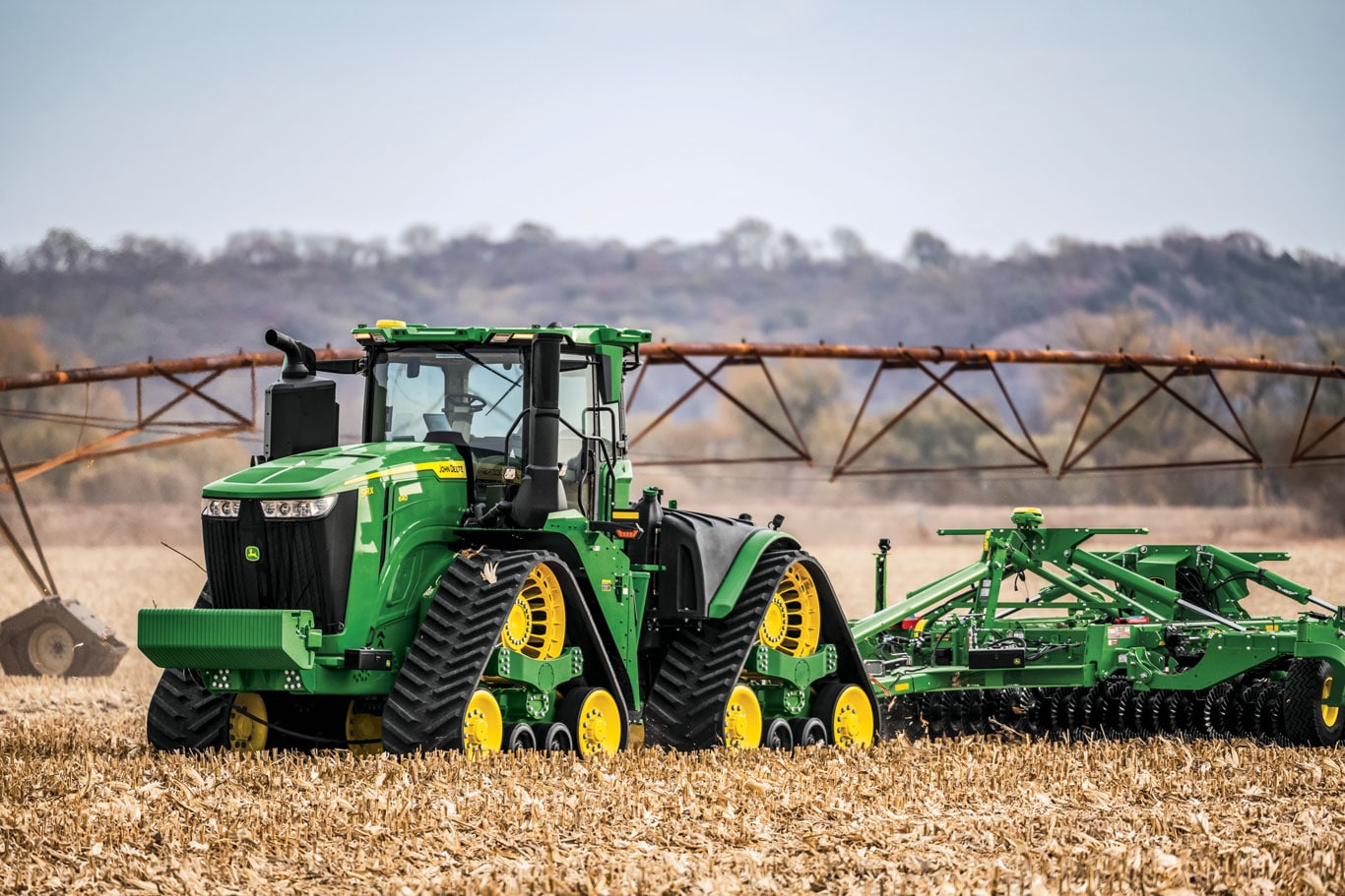 Tractor John Deere 9RX trabajando en campo con máxima productividad, confort y rendimiento.