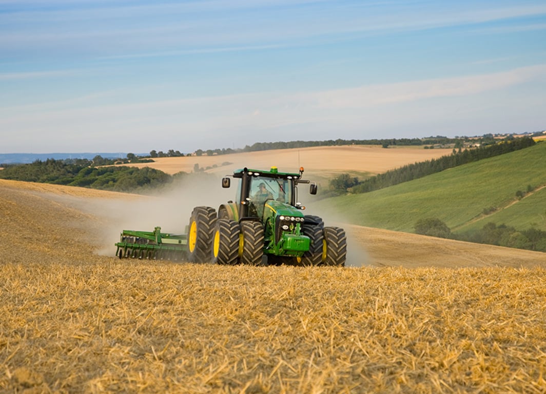 Tractor 8270R en campo.