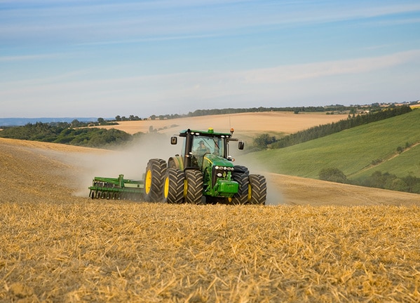 Tractor 8270R en campo.