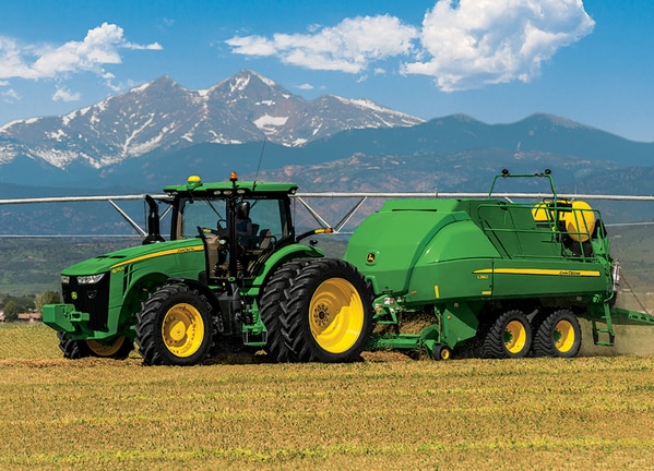 Tractor 8270R en campo.