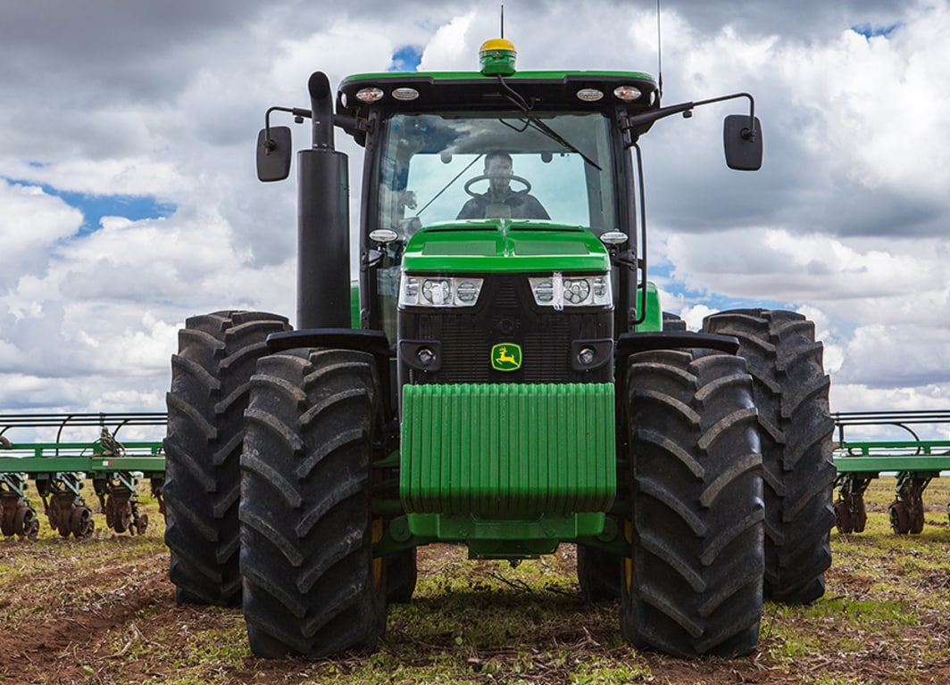 Vista de frente Tractor 8295R.