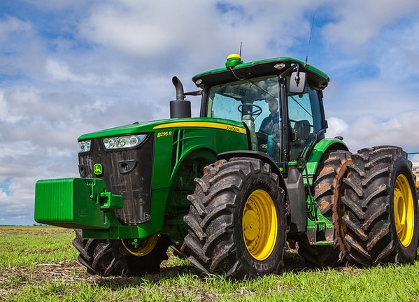 Tractor 8295R en campo.