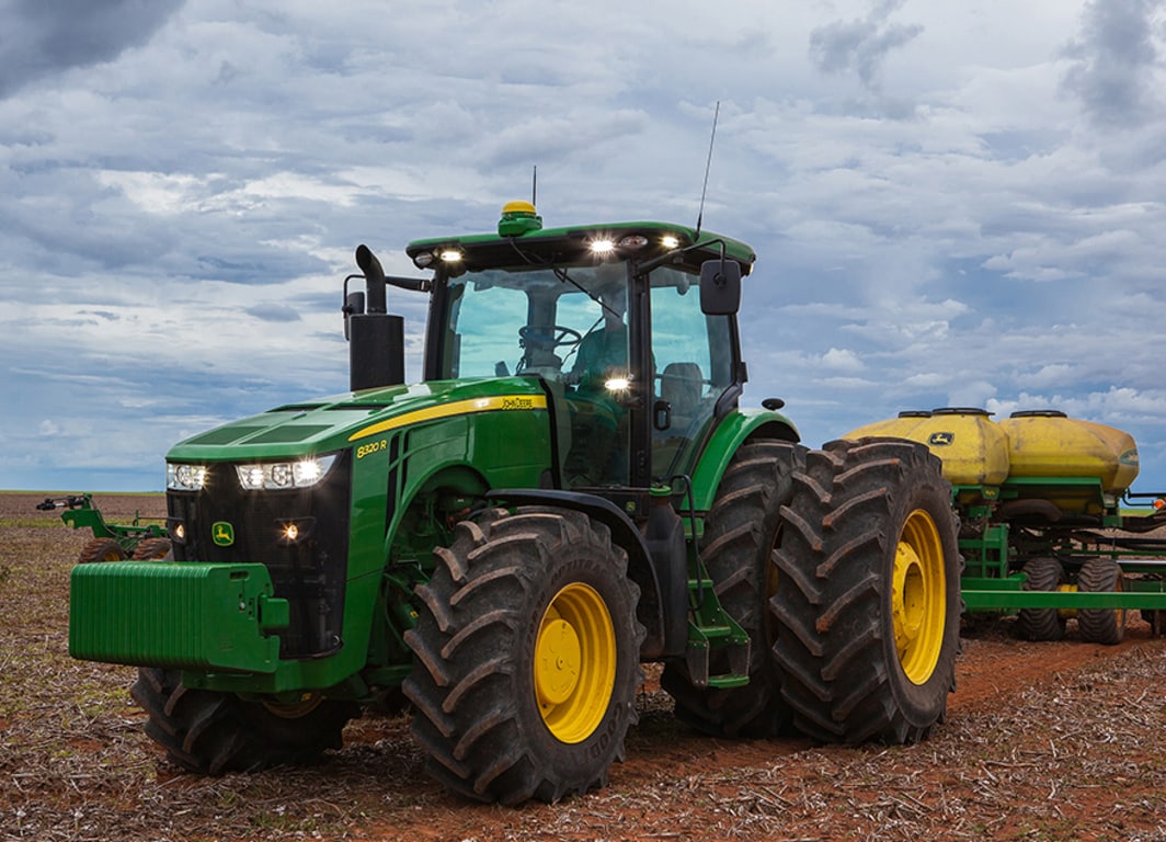 Tractor 8320R en campo.