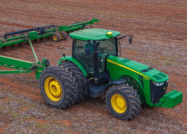 Tractor 8320R en campo.