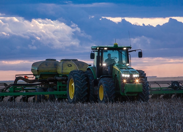 Tractor 8345R en campo.