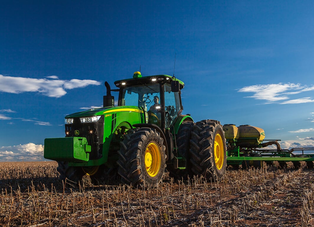 Tractor 8345R en campo.