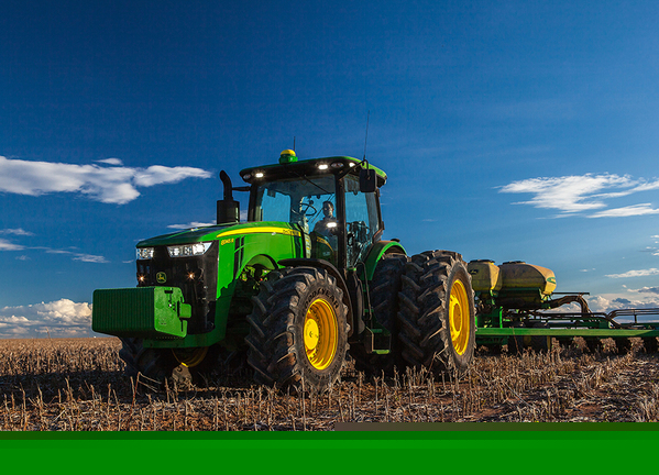 Tractor 8345R en campo.