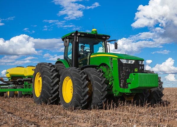 Tractor 8400R en campo.