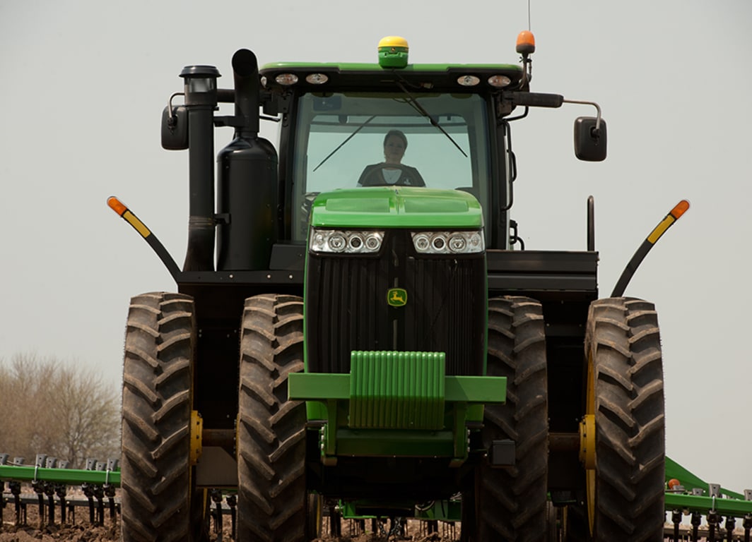 Tractor 9420R, cuenta con todo el poder para hacer su trabajo más productivo.