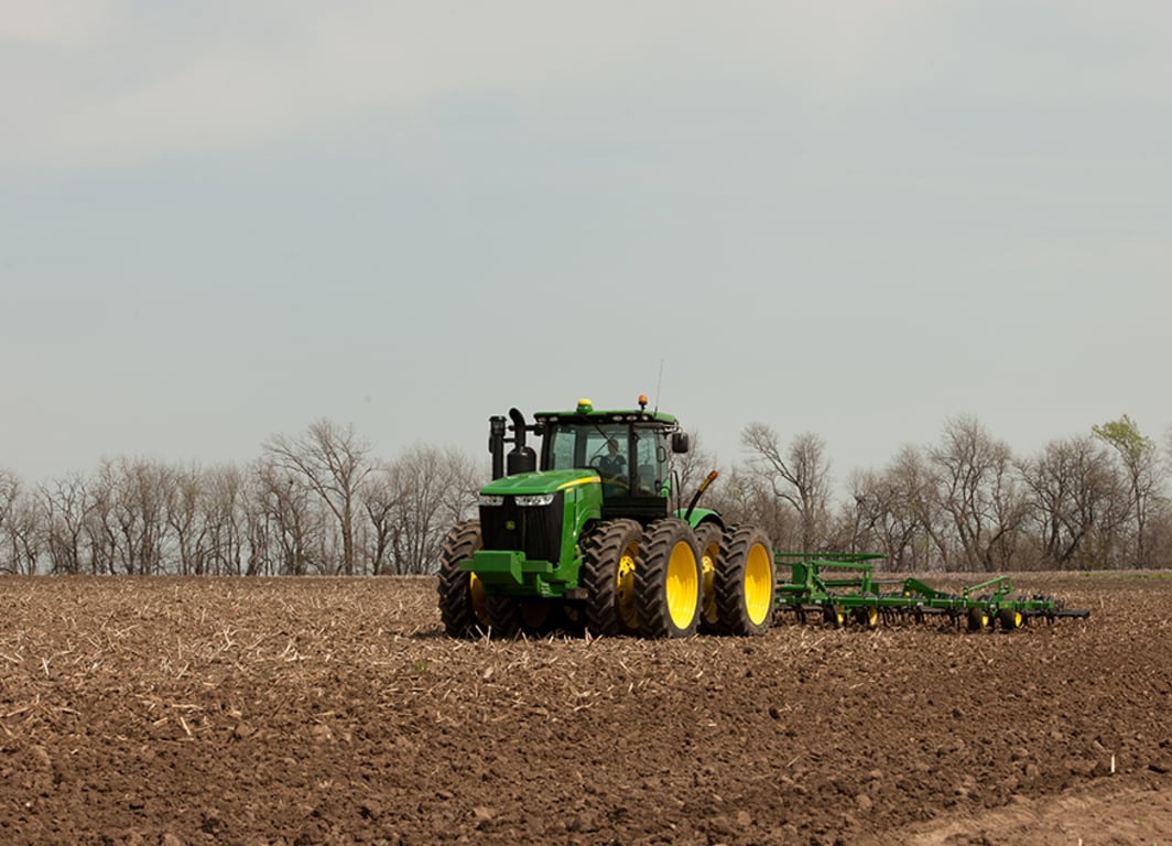 Tractor 9420R en campo.