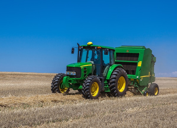 Tractor 6115J en campo.