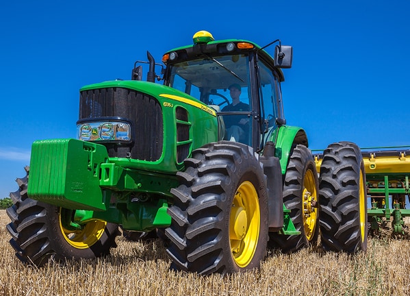 Tractor 6135J en campo.