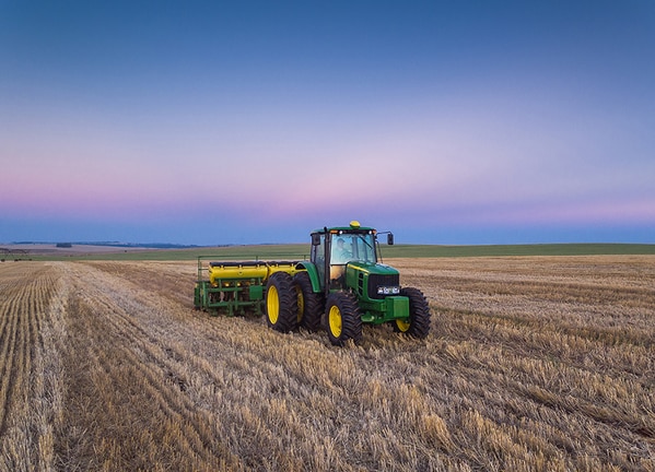 Tractor 6135J en campo.