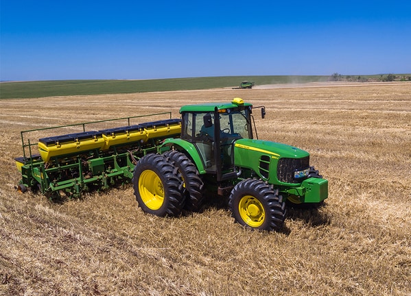 Tractor 6150J con Plantadora John Deere.