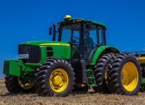 Tractor 6150J en campo.