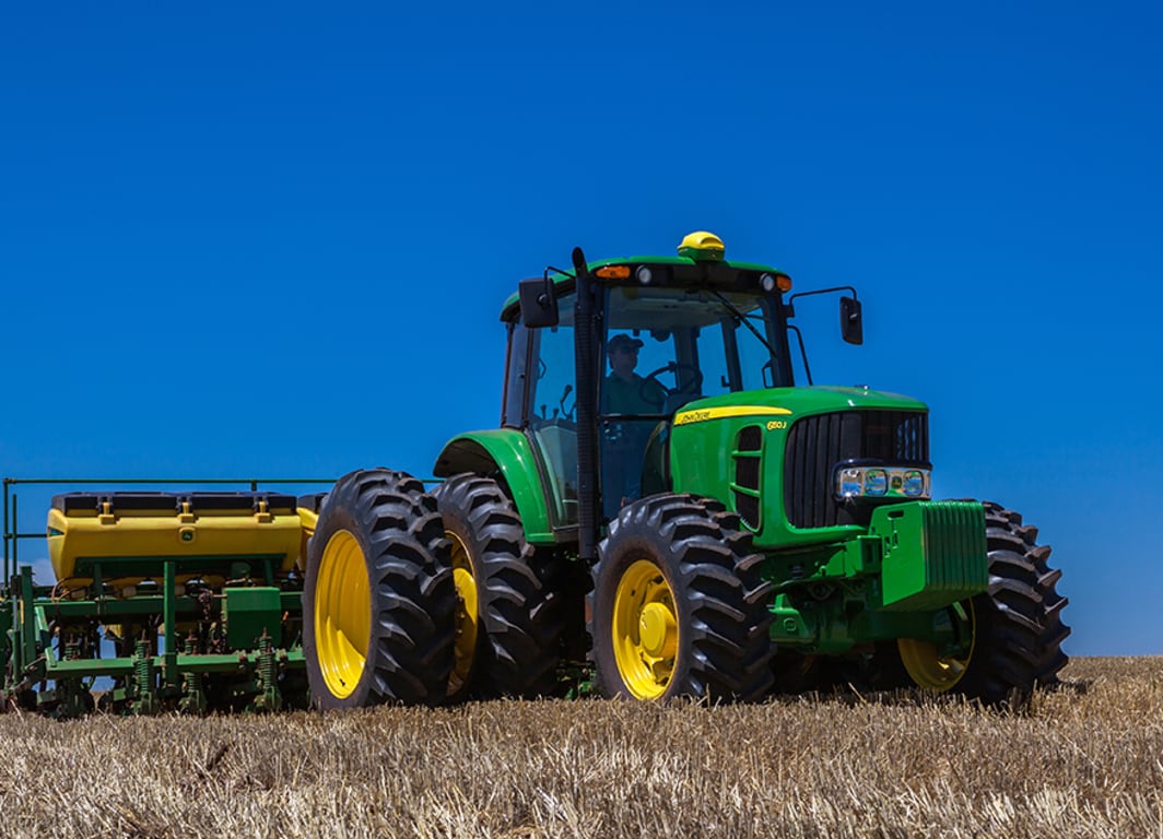 Tractor 6150J en campo.