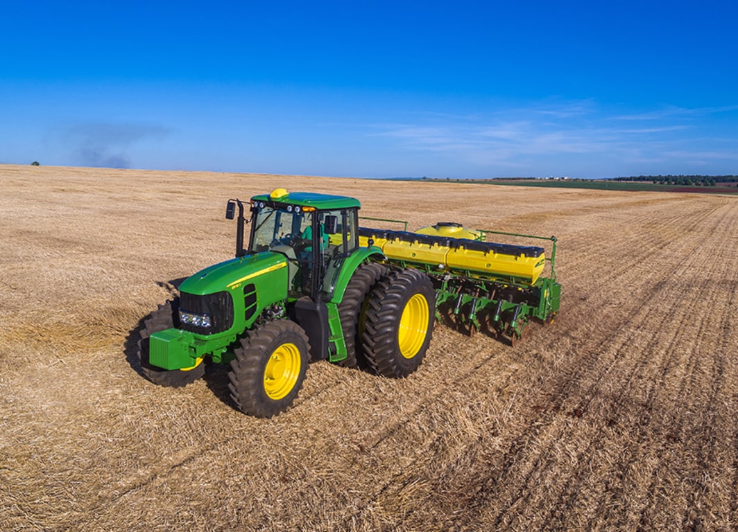 Tractor 6170J en campo.