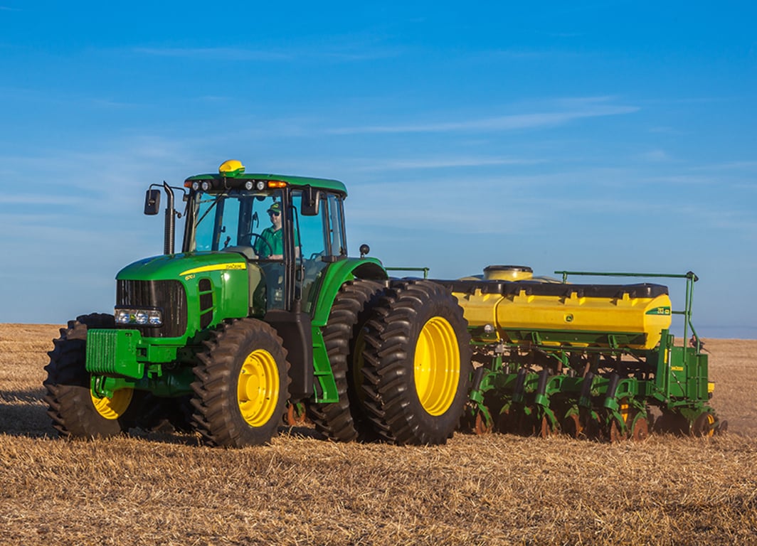 Tractor 6170J en campo.