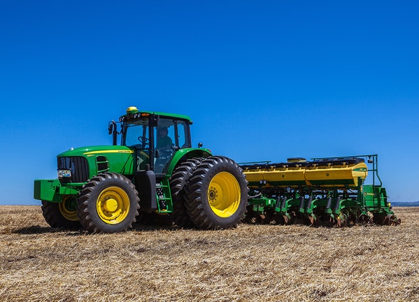 Tractor 6190J en campo.