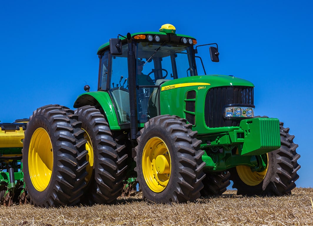 Tractor 6190J en campo.